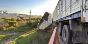 Camión quedó colgando sobre la autopista Rosario-Santa Fe