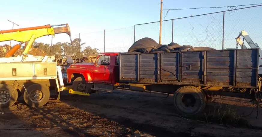Camiones arrojaron escombros en la autopista a Córdoba