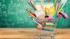 Billetes y útiles escolares que reflejan el costo de la canasta escolar 2026