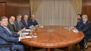 Reunión entre Luis Caputo y la UIA por la carga impositiva a la producción