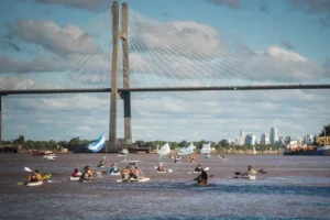 Caravana y banderazo en defensa del río Paraná