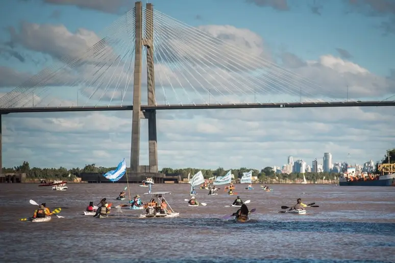 Caravana y banderazo en defensa del río Paraná