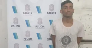 Patrullero y cinta policial en un operativo en San Isidro