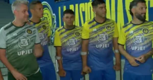 Jugadores de Rosario Central amputados posan con la camiseta auriazul
