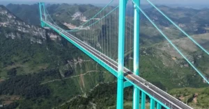 Megapuente en China iluminado de noche