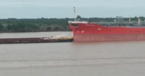 Choque de una barcaza contra un buque en el río Paraná frente a Rosario