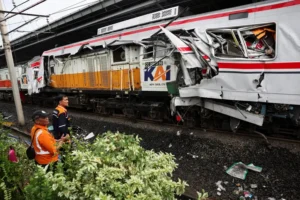 Al menos 14 mujeres fallecidas por un choque de trenes en Bekasi