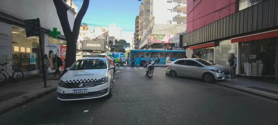 Choque entre colectivo y auto en el centro dejó dos heridos