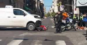 Patrullero y ambulancia en un choque en el centro de Rosario