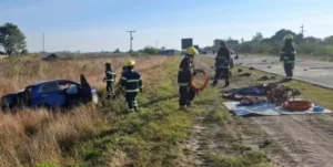Patrullero y vehículos tras un choque fatal en la Ruta 11 cerca de Villa Ocampo