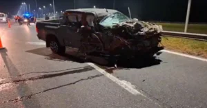 Choque frontal entre camioneta y camión en la autopista Rosario-Córdoba