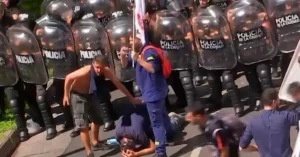 Cierre de Fate: tensión, reclamo obrero e incidentes con la Policía