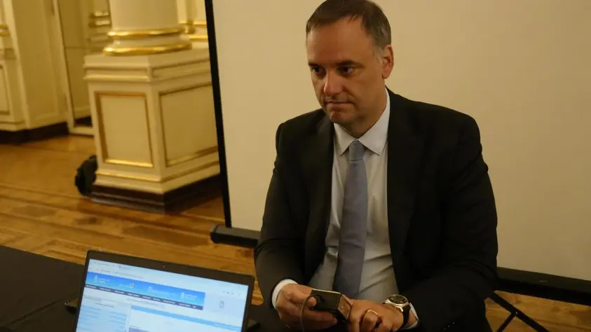 Citan a la escribana que intervino en las propiedades de Adorni