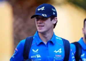 Franco Colapinto con su auto de Alpine en la previa de una carrera