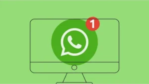 Teléfono móvil con mensajes en una pantalla de WhatsApp