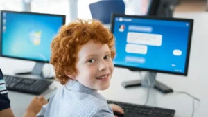 Estudiantes utilizando computadoras e inteligencia artificial en el aula