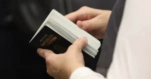 Cómo serán los nuevos DNI y pasaporte que lanzará el Renaper