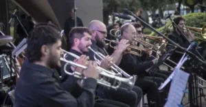Escenario preparado para conciertos gratuitos en Rosario