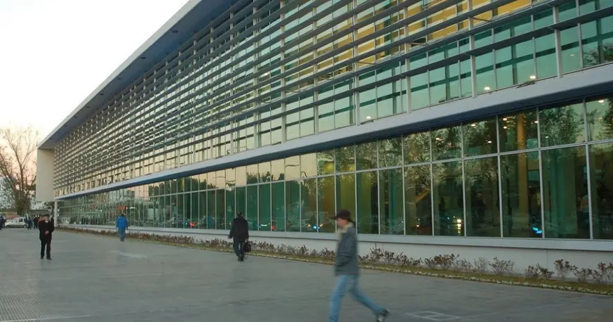 Un joven de 25 años permanece internado en estado crítico tras ser atacado a balazos en una calle de la zona oeste de Rosario. El hecho ocurrió el sábado por la noche y la principal preocupación de los médicos es una grave herida de arma de fuego en el tórax.