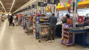 Góndolas de supermercado con caída en las ventas