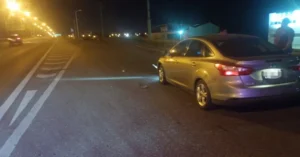 Patrullero y peritos en un operativo luego de un siniestro vial en Rosario