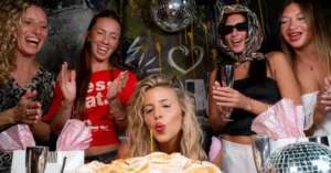 Personas celebrando un cumpleaños en un bar de Rosario