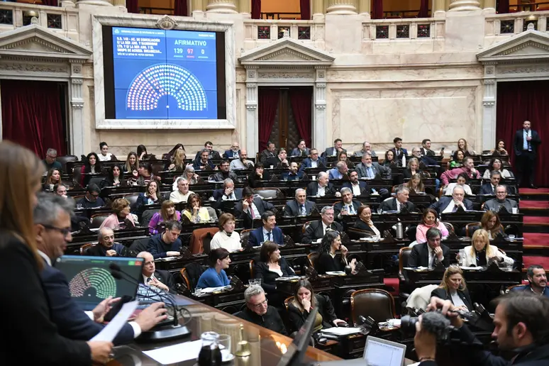 Debate por arancel a extranjeros en salud y educación