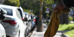 Continúa el debate por la prohibición de cuidacoches