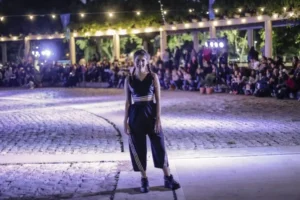 Desfile de diseño rosarino en el Pasaje Juramento