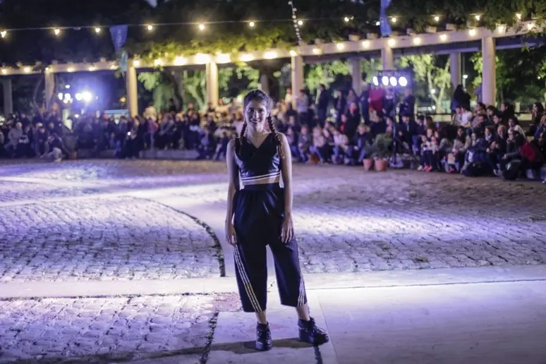 Desfile de diseño rosarino en el Pasaje Juramento