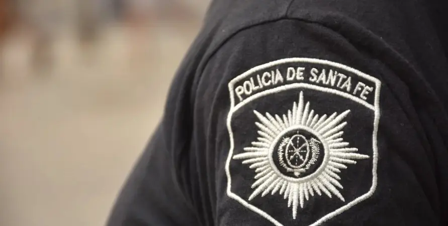 Detienen a policía con dos armas y municiones en la vía pública
