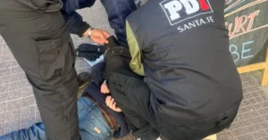 Patrullero y operativo policial en el centro de Rosario