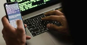 Un jubilado de 73 años denunció que fue engañado cuando intentó autorizar una compra con su tarjeta Visa y terminó siendo víctima de una estafa virtual que le hizo perder todos sus ahorros y originó préstamos millonarios a su nombre.