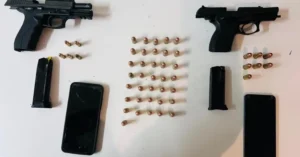 Patrullero y operativo policial por detención de pareja armada en Uber