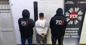 Patrullero y móviles policiales durante un operativo en Rosario