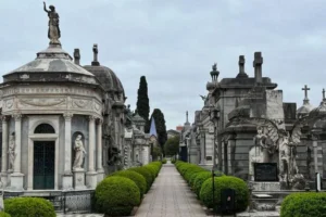 devuelven placas que habian sido robadas en cementerios