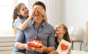 padre con sus hijas