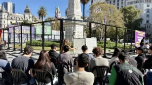 Docentes de la UBA dan clases públicas frente a la Casa Rosada