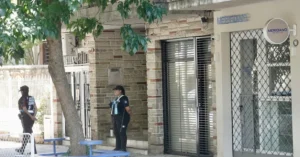 Movil policial y cinta de peritajes en un hecho trágico en Devoto