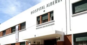 Patrullero en un operativo nocturno en barrio La Cerámica