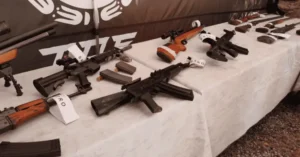 Dos integrantes de Los Menores presos por arsenal en Roldán