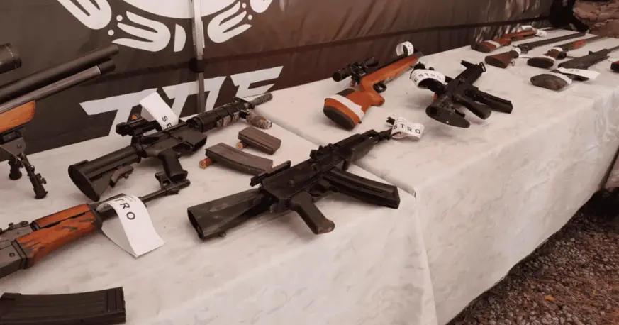 Dos integrantes de Los Menores presos por arsenal en Roldán