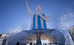 El creador de la estatua de Messi más alta del mundo en Rosario La Ciudad