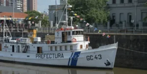 El buque escuela Mandubí amarrado en el puerto de Santa Fe