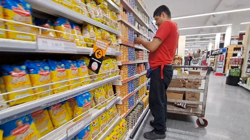 El consumo masivo cayó casi 5% en abril y golpea a supermercados