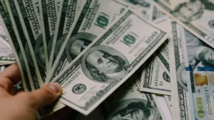 El dólar baja en enero, pero muestra señales de rebote