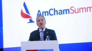 El embajador de Estados Unidos junto a Javier Milei