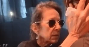 La esposa del Indio Solari junto a una fanática durante la despedida del músico