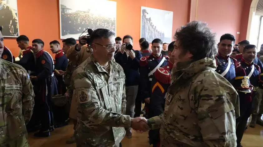 El Gobierno habilita a militares de carrera en cargos civiles.