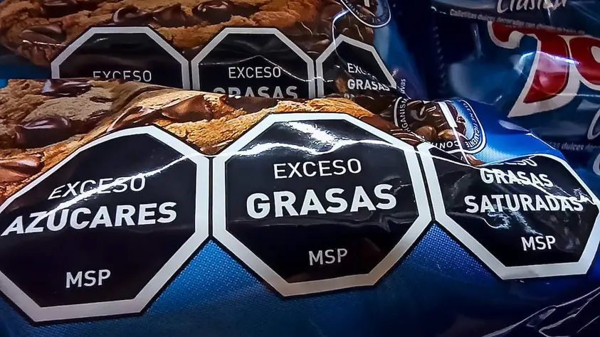 El Gobierno nacional alista el envío al Congreso de un proyecto que apunta a modificar de manera profunda la actual normativa de etiquetado nutricional en alimentos envasados, con el foco puesto en el esquema de advertencias que hoy se ve en las góndolas.